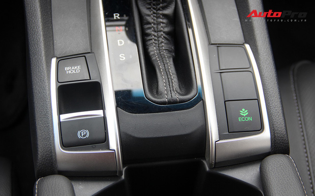 Giá thấp hơn 140 triệu đồng, Honda Civic phiên bản mới bị cắt giảm gì so với bản đủ?